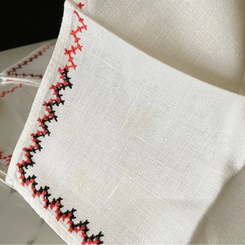 8 Piece SET - Vintage Embroidered Animal Themed Placemats & Napkins